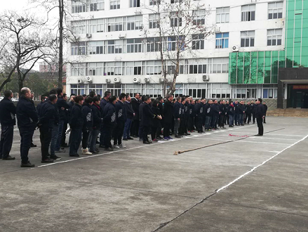 公司举行二〇一九新年拔河比赛